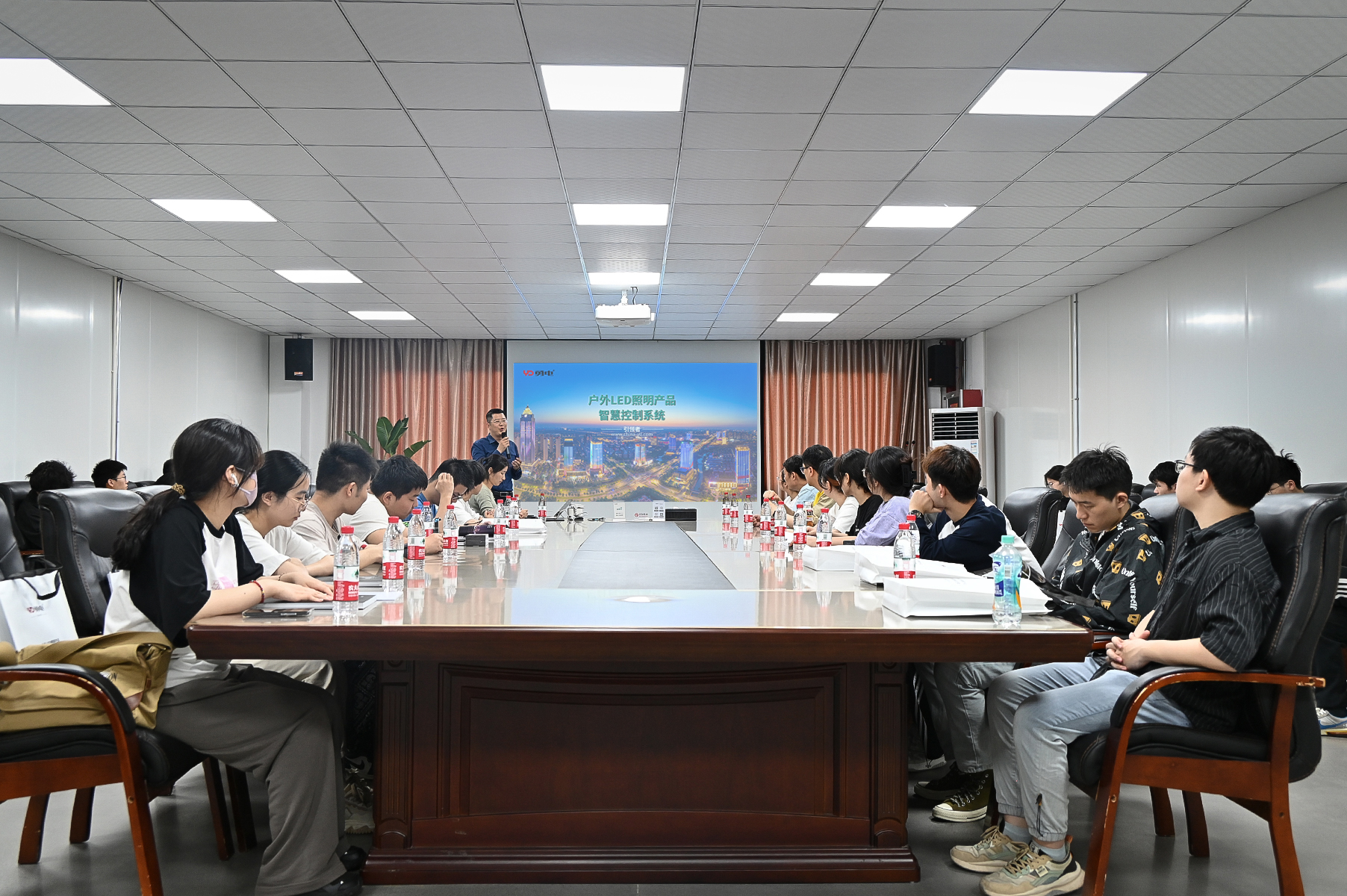 浙江理工大學(xué)學(xué)子走進勇電，探索智慧光影科技